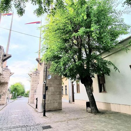 Becsi Kapu Apartman Apartamento Vác Exterior foto