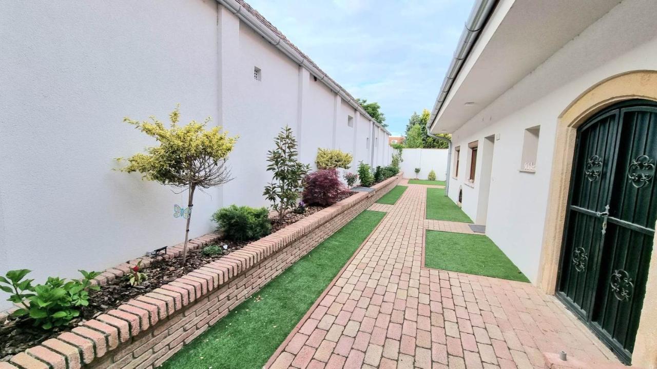 Becsi Kapu Apartman Apartamento Vác Exterior foto