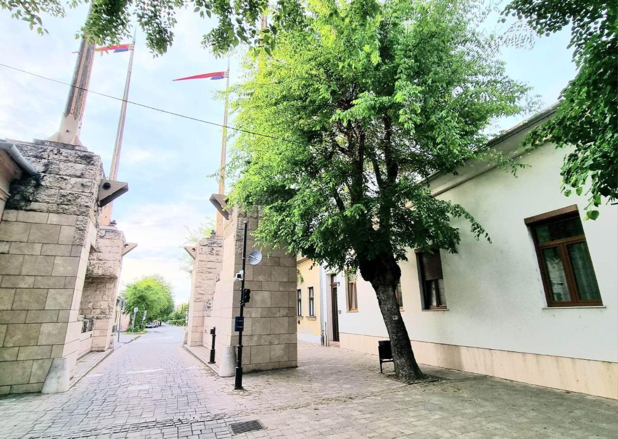 Becsi Kapu Apartman Apartamento Vác Exterior foto
